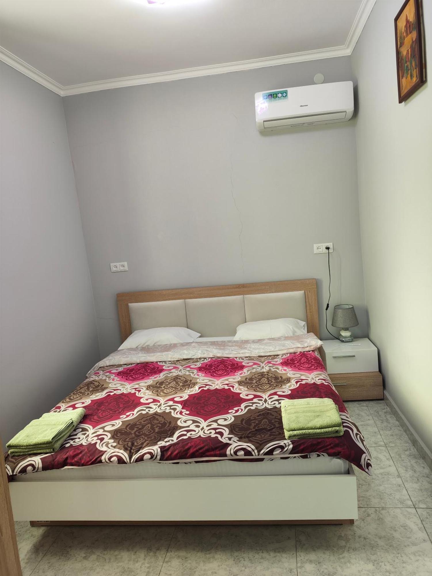 Apex Rest House Of 10 Rooms And Pool Erevan Cameră foto