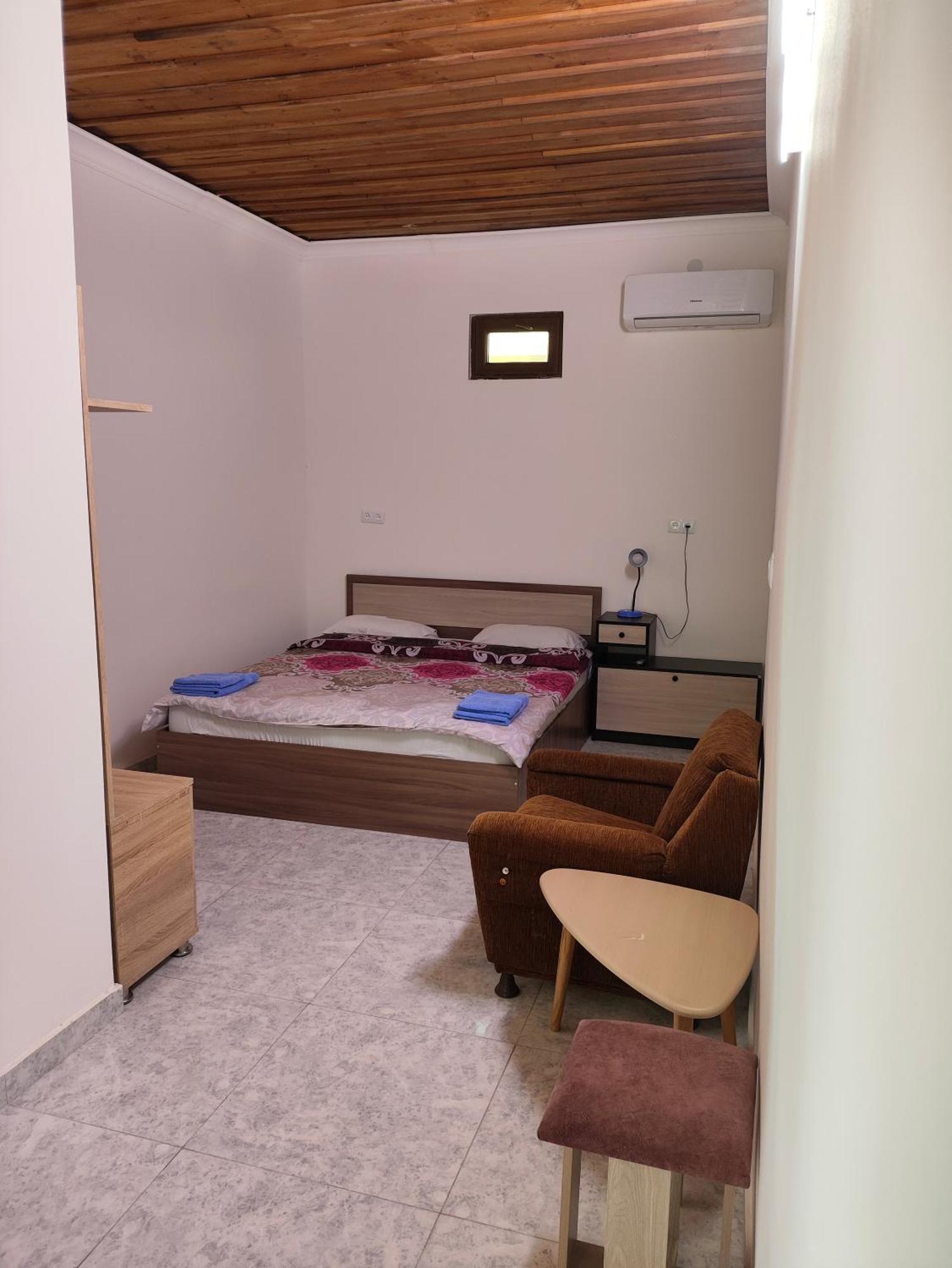 Apex Rest House Of 10 Rooms And Pool Erevan Cameră foto